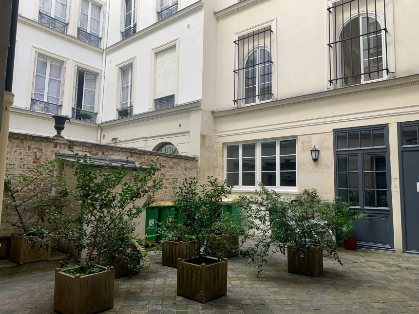 Vide – 3 ch – Paris 9e – Square Montholon – 87 m2 – 5ème étage ascenseur – Loyer : 2.660 euros cc