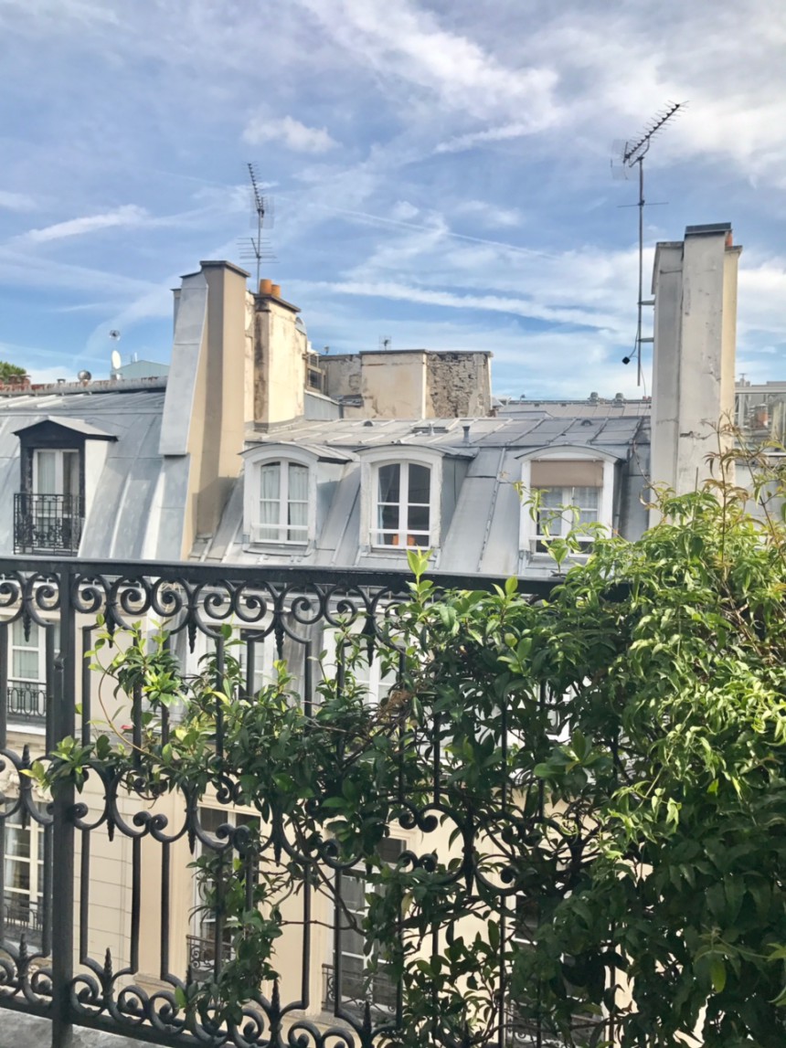 MEUBLÉ – Penthouse – 2 chambres – 127 m2 + Terrasse 29 m2 – Paris 1er Village du Louvre – 5ème étage ascenseur –  Loyer charges comprises : 5.950 euros