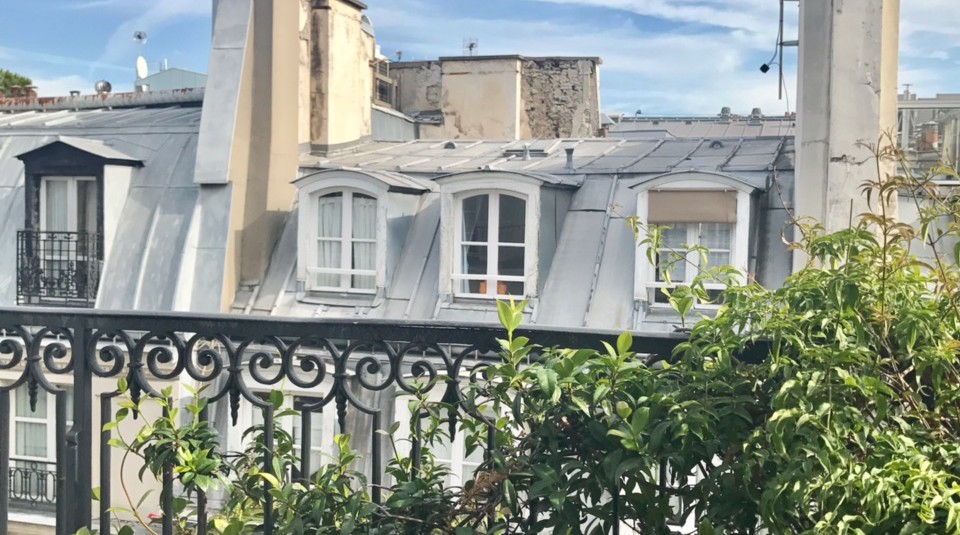 MEUBLÉ – Penthouse – 2 chambres – 127 m2 + Terrasse 29 m2 – Paris 1er Village du Louvre – 5ème étage ascenseur –  Loyer charges comprises : 5.950 euros