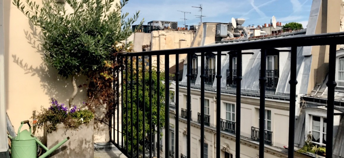 MEUBLÉ – Penthouse – 2 chambres – 127 m2 + Terrasse 29 m2 – Paris 1er Village du Louvre – 5ème étage ascenseur –  Loyer charges comprises : 5.950 euros
