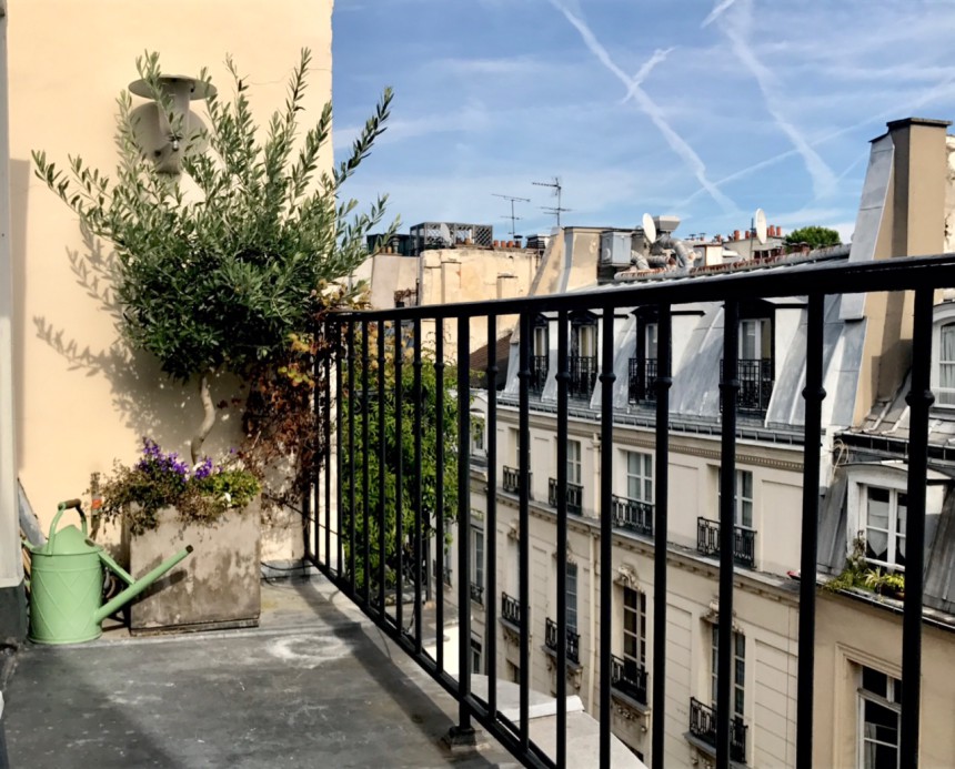 MEUBLÉ – Penthouse – 2 chambres – 127 m2 + Terrasse 29 m2 – Paris 1er Village du Louvre – 5ème étage ascenseur –  Loyer charges comprises : 5.950 euros