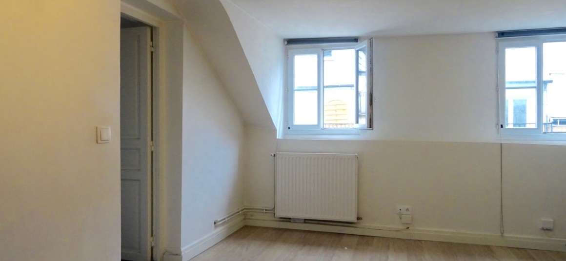 DSC02305 VIDE – 1 chambre – Paris 9ème – Rue Joubert – 40 m2 – 5ème étage avec ascenseur – Loyer charges comprises : 1.311 €