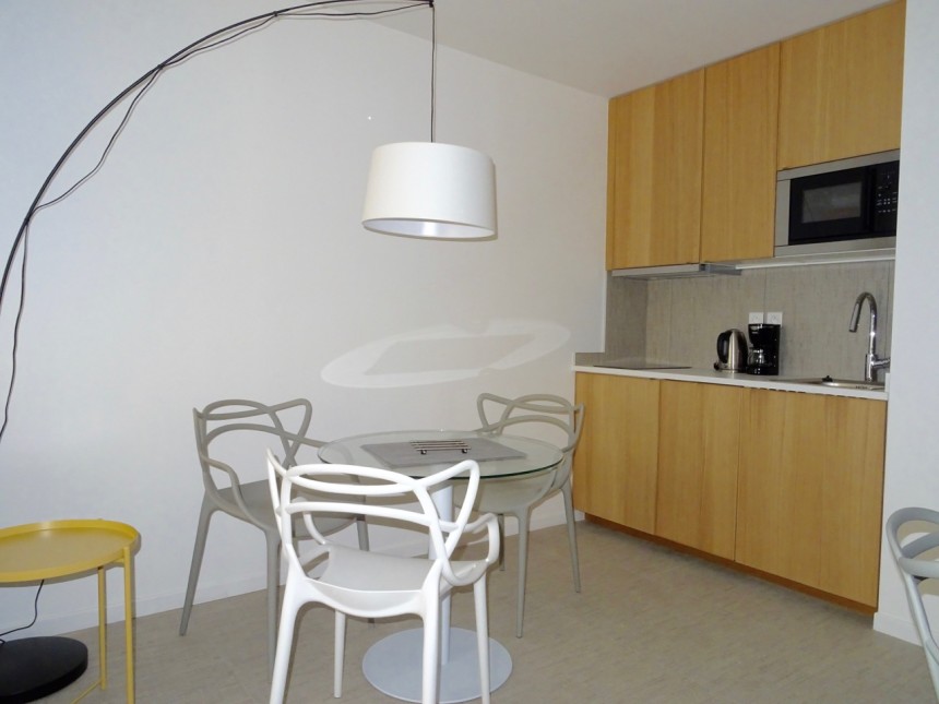 MEUBLÉ- Studio – 27 m2 – Paris 10e – Refait neuf – Rue Petites Ecuries – 3e étage ascenseur – Loyer cc : 1.080 euros (chauf. eau ch. collectif inclus)