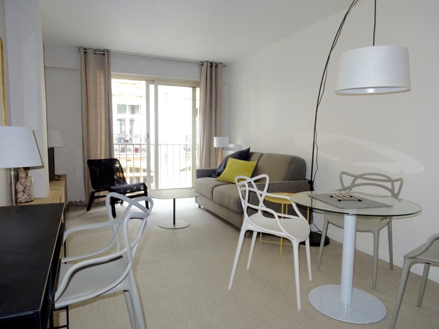 MEUBLÉ- Studio – 27 m2 – Paris 10e – Refait neuf – Rue Petites Ecuries – 3e étage ascenseur – Loyer cc : 1.080 euros (chauf. eau ch. collectif inclus)