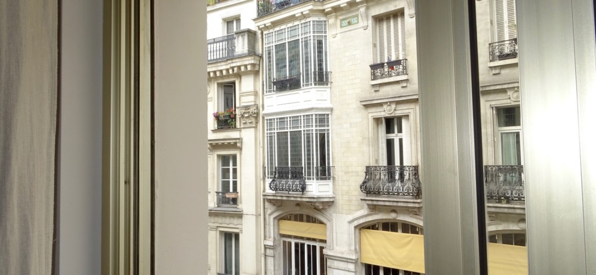 MEUBLÉ- Studio – 27 m2 – Paris 10e – Refait neuf – Rue Petites Ecuries – 3e étage ascenseur – Loyer cc : 1.080 euros (chauf. eau ch. collectif inclus)