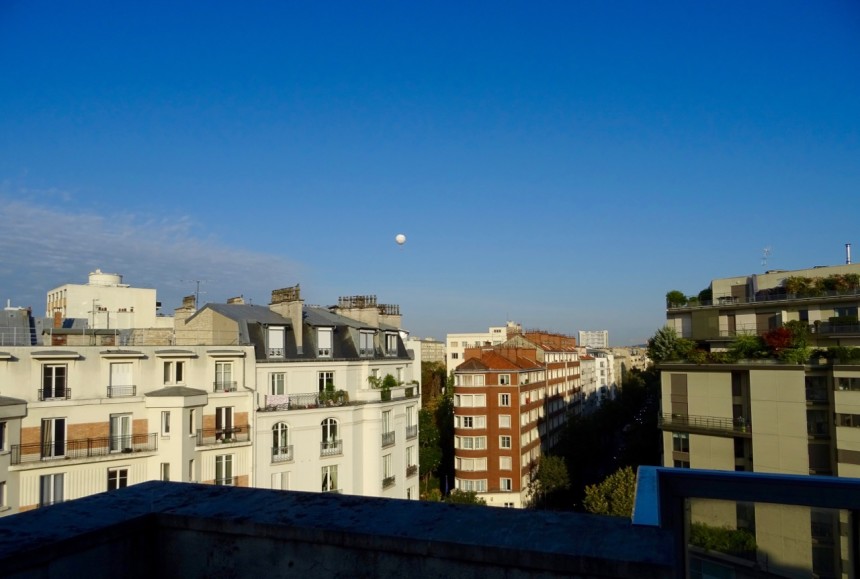 VIDE – 3 chambres – Paris 15ème – Rue de la Convention – 105 m2 + Balcon Terrasse de 12,5 m2 –  7ème et dernier étage avec ascenseur – Double parking en sous-sol – Loyer charges comprises : 3.640 euros cc