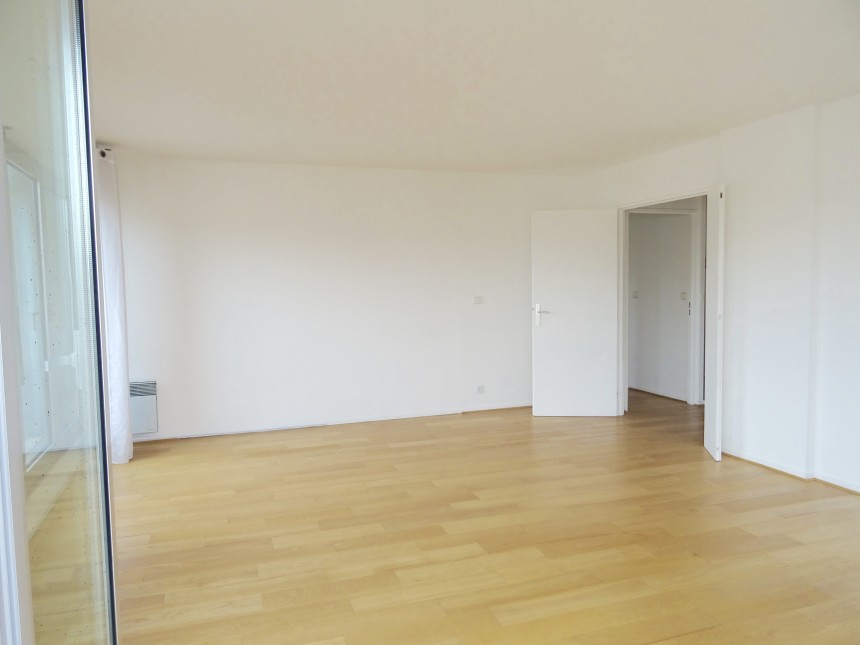 VIDE – 3 chambres – Paris 15ème – Rue de la Convention – 105 m2 + Balcon Terrasse de 12,5 m2 –  7ème et dernier étage avec ascenseur – Double parking en sous-sol – Loyer charges comprises : 3.640 euros cc