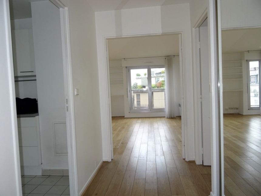 VIDE – 3 chambres – Paris 15ème – Rue de la Convention – 105 m2 + Balcon Terrasse de 12,5 m2 –  7ème et dernier étage avec ascenseur – Double parking en sous-sol – Loyer charges comprises : 3.640 euros cc