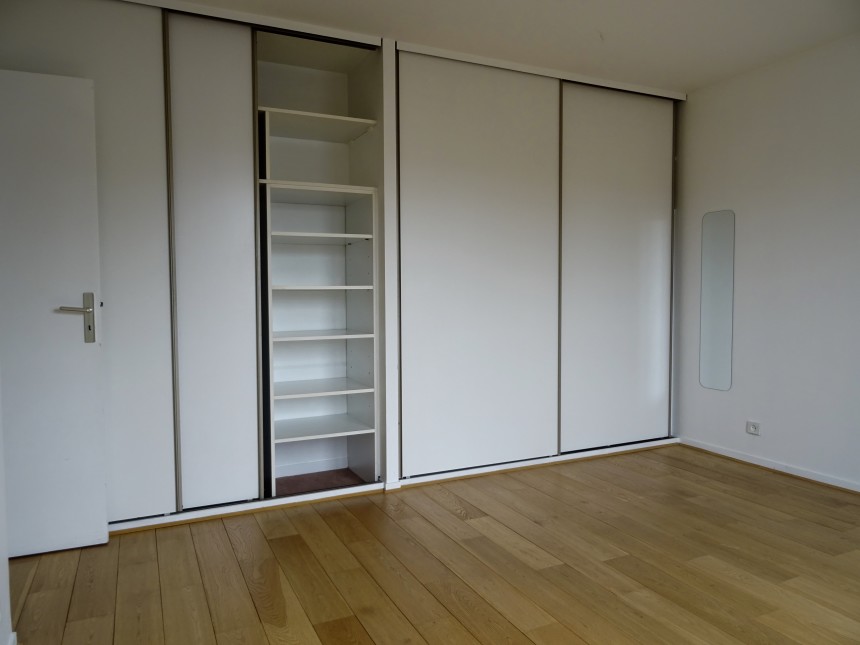 VIDE – 3 chambres – Paris 15ème – Rue de la Convention – 105 m2 + Balcon Terrasse de 12,5 m2 –  7ème et dernier étage avec ascenseur – Double parking en sous-sol – Loyer charges comprises : 3.640 euros cc