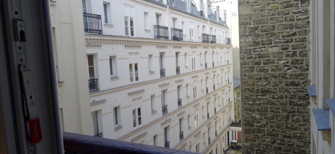 MEUBLÉ  – 1 chambre – 41 m2 – Paris 17ème – Rue Dulong / Pont Cardinet / Batignolles – 4eme etage sans ascenseur – Loyer charges comprises : 1.700 euros