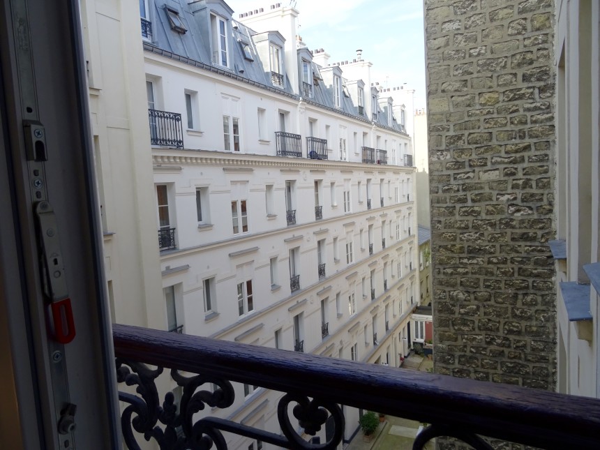 MEUBLÉ – 1 chambre – Paris 17ème – Rue Dulong – 41 m2 – 4ème étage sans ascenseur – Loyer charges comprises : 1.750 euros