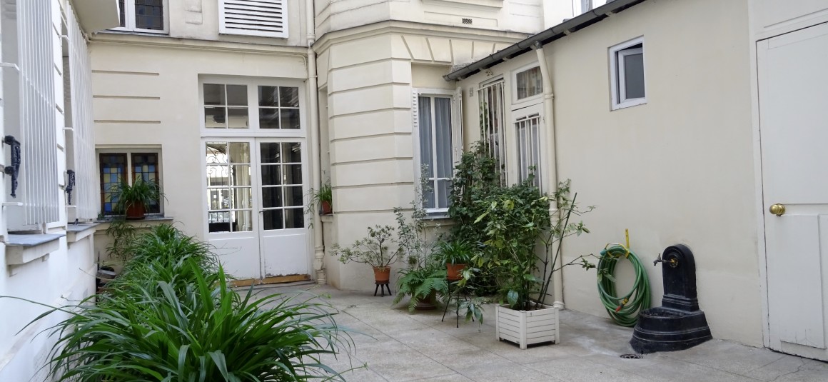 MEUBLÉ  – 1 chambre – 41 m2 – Paris 17ème – Rue Dulong / Pont Cardinet / Batignolles – 4eme etage sans ascenseur – Loyer charges comprises : 1.700 euros