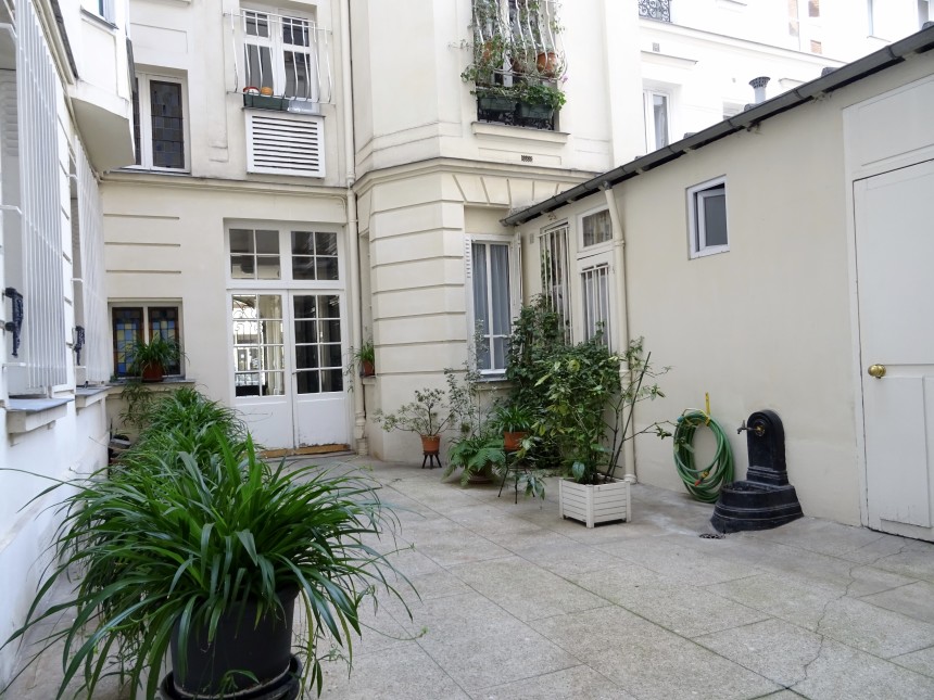 MEUBLÉ – 1 chambre – Paris 17ème – Rue Dulong – 41 m2 – 4ème étage sans ascenseur – Loyer charges comprises : 1.750 euros