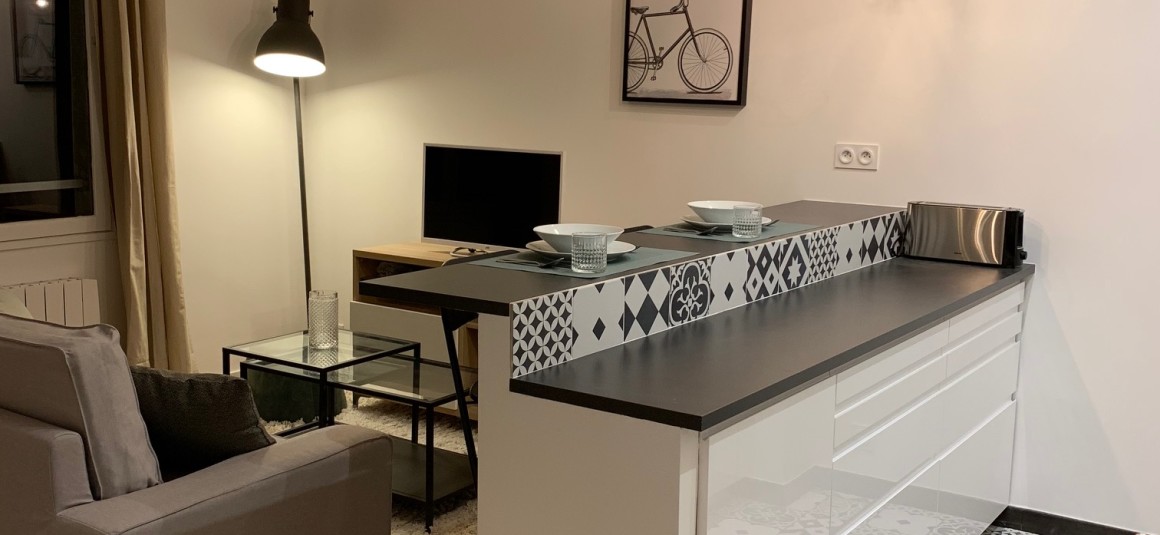 MEUBLÉ – 1 chambre – 31 m2 – Paris 17ème – Rue Débarcadère – 3ème étage ascenseur – Loyer charges comprises : 1.500 euros