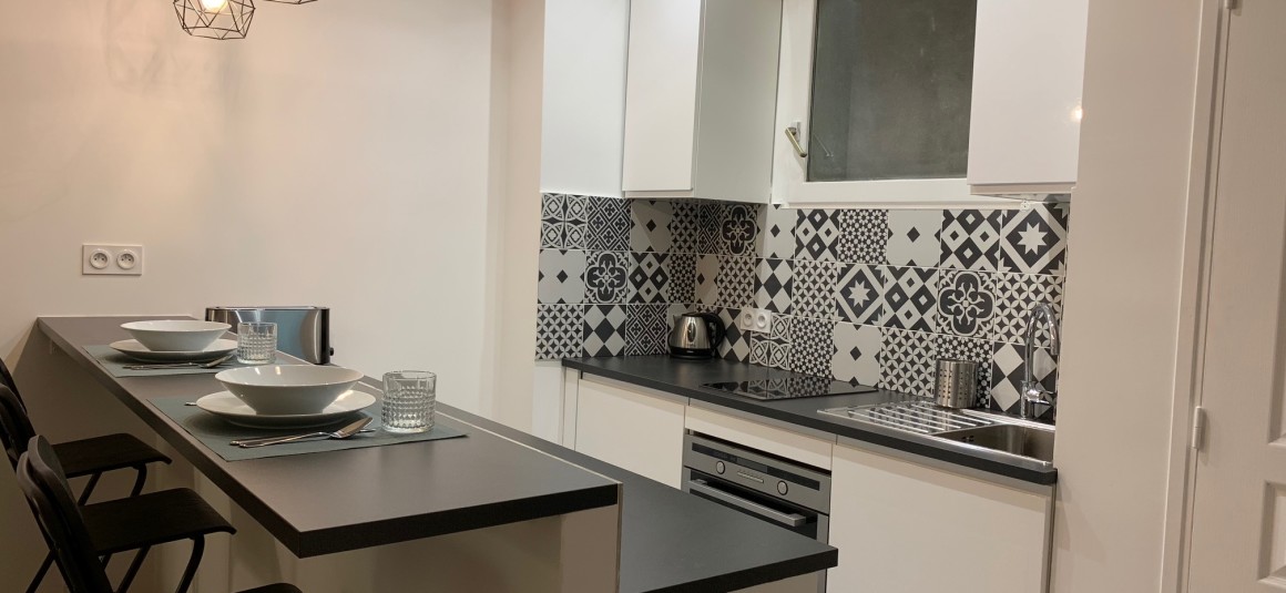 MEUBLÉ – 1 chambre – 31 m2 – Paris 17ème – Rue Débarcadère – 3ème étage ascenseur – Loyer charges comprises : 1.500 euros