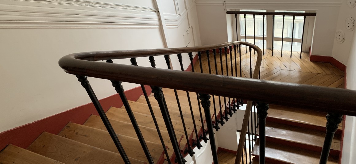 MEUBLÉ – 1 chambre – 34 m2 – Paris 17ème – Rue Guersant – 4e étage sans ascenseur – Loyer charges comprises : 1.500 euros