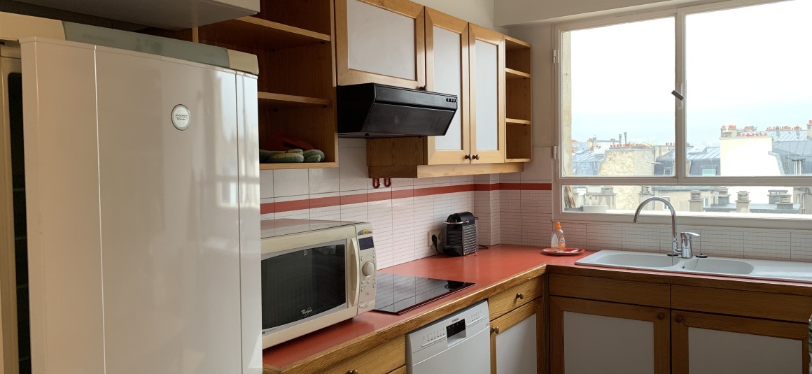 MEUBLÉ – 1 chambre – Paris 7ème – Rue de Grenelle/rue Cler – 61 m2 + 2 balcons de 6 et 4 m2 – Loyer charges comprises : 2.200 €