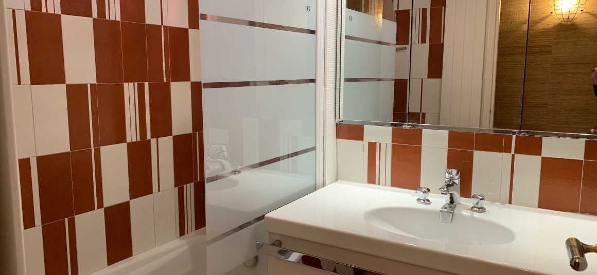 MEUBLÉ – 1 chambre – Paris 7ème – Rue de Grenelle/rue Cler – 61 m2 + 2 balcons de 6 et 4 m2 – Loyer charges comprises : 2.200 €