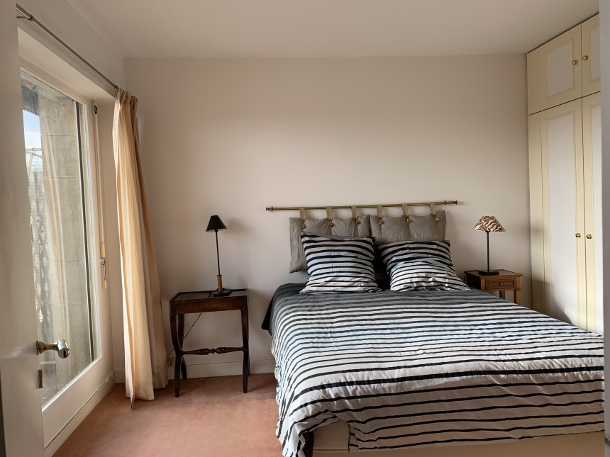 MEUBLÉ – 1 chambre – Paris 7ème – Rue de Grenelle/rue Cler – 61 m2 + 2 balcons de 6 et 4 m2 – Loyer charges comprises : 2.200 €