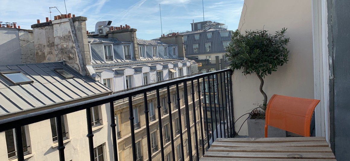 MEUBLÉ – Penthouse – 2 chambres – 127 m2 + Terrasse 29 m2 – Paris 1er Village du Louvre – 5ème étage ascenseur –  Loyer charges comprises : 5.950 euros