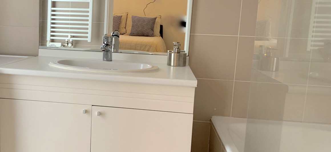 MEUBLÉ – 1 chambre – 47 m2 + 2 balcons 10 m2 – Paris 15 –  Rue St Charles – 4e avec ascenseur – Loyer cc : 1.880 €