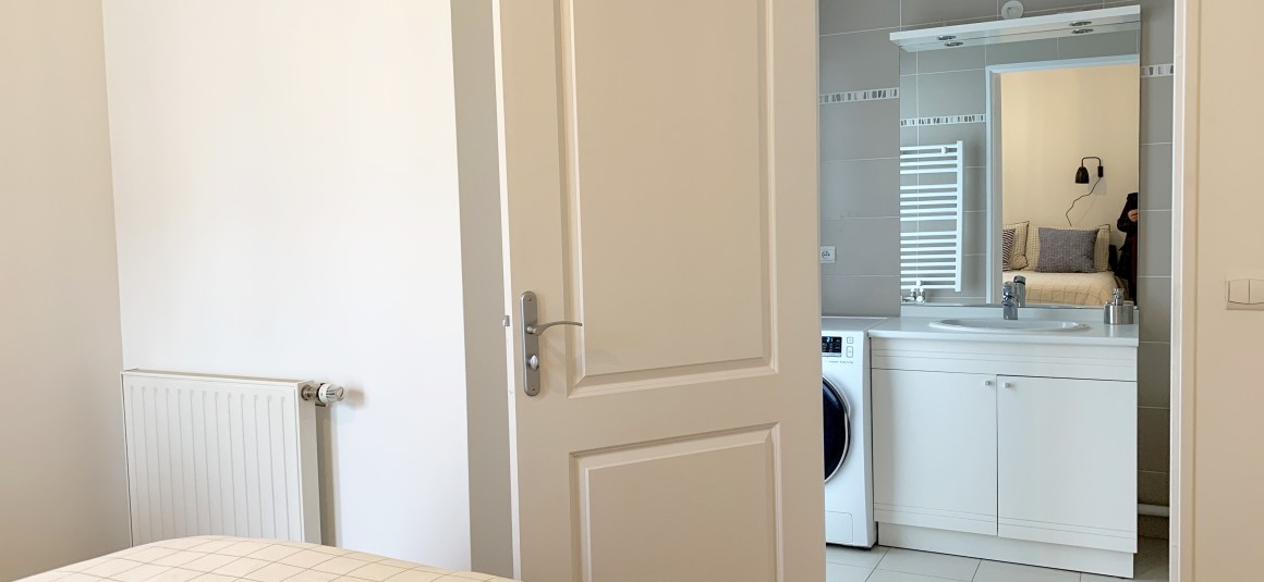 MEUBLÉ – 1 chambre – 47 m2 + 2 balcons 10 m2 – Paris 15 –  Rue St Charles – 4e avec ascenseur – Loyer cc : 1.880 €
