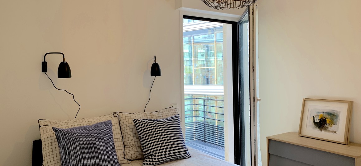 MEUBLÉ – 1 chambre – 47 m2 + 2 balcons 10 m2 – Paris 15 –  Rue St Charles – 4e avec ascenseur – Loyer cc : 1.880 €
