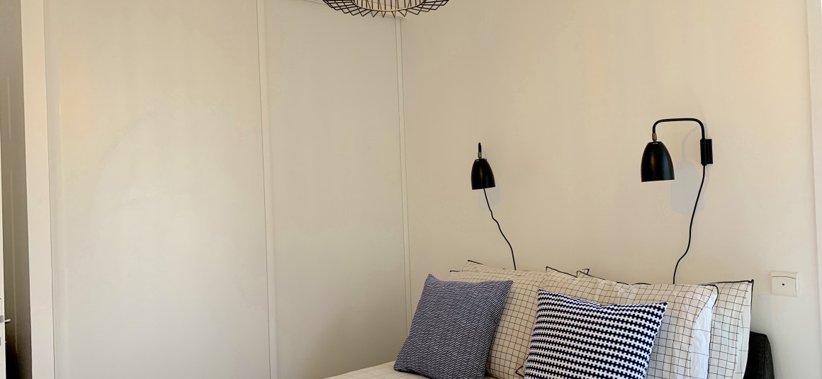 MEUBLÉ – 1 chambre – 47 m2 + 2 balcons 10 m2 – Paris 15 –  Rue St Charles – 4e avec ascenseur – Loyer cc : 1.880 €