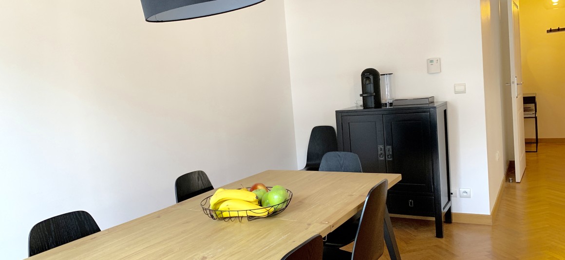 MEUBLÉ – 1 chambre – 47 m2 + 2 balcons 10 m2 – Paris 15 –  Rue St Charles – 4e avec ascenseur – Loyer cc : 1.880 €