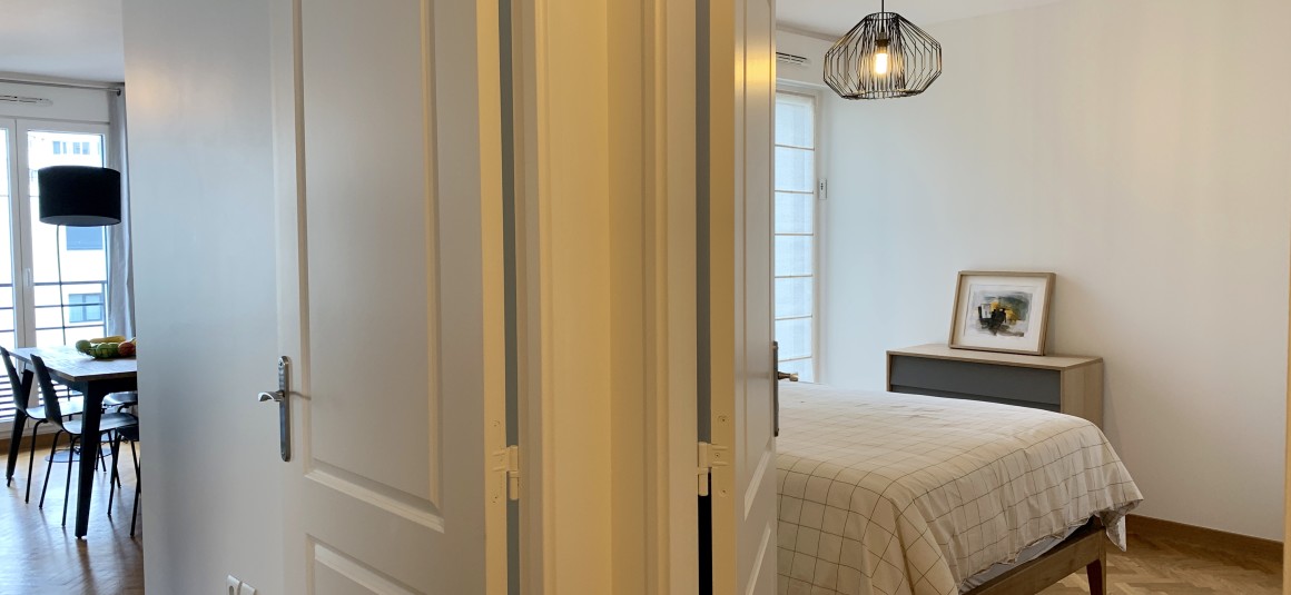 MEUBLÉ – 1 chambre – 47 m2 + 2 balcons 10 m2 – Paris 15 –  Rue St Charles – 4e avec ascenseur – Loyer cc : 1.880 €