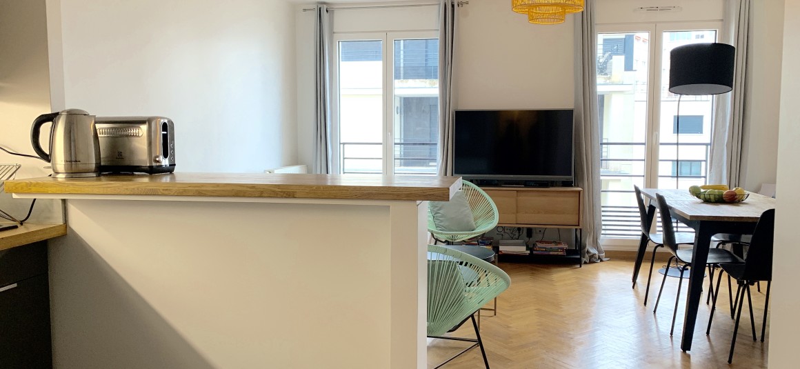MEUBLÉ – 1 chambre – 47 m2 + 2 balcons 10 m2 – Paris 15 –  Rue St Charles – 4e avec ascenseur – Loyer cc : 1.880 €