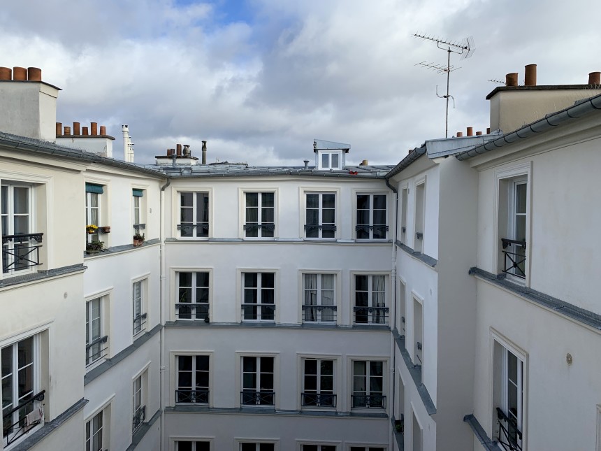 VIDE – 1 chambre – Paris 9ème – 47,5 m2 – Square Montholon – Rue de Trévise – 47,5 m2 – 6e étage avec ascenseur – Loyer charges comprises :  1.552,50 euros