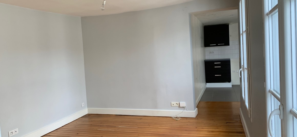 VIDE – 1 chambre – Paris 9ème – 47,5 m2 – Square Montholon – Rue de Trévise – 47,5 m2 – 6e étage avec ascenseur – Loyer charges comprises :  1.552,50 euros