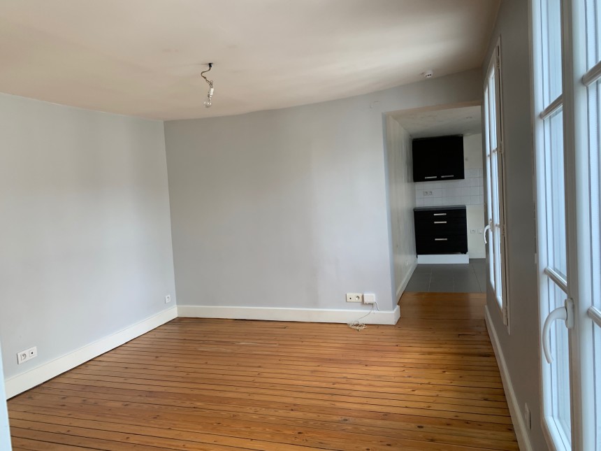 VIDE – 1 chambre – Paris 9ème – 47,5 m2 – Square Montholon – Rue de Trévise – 47,5 m2 – 6e étage avec ascenseur – Loyer charges comprises :  1.552,50 euros