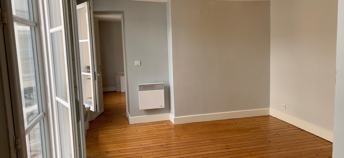 VIDE – 1 chambre – Paris 9ème – 47,5 m2 – Square Montholon – Rue de Trévise – 47,5 m2 – 6e étage avec ascenseur – Loyer charges comprises :  1.552,50 euros