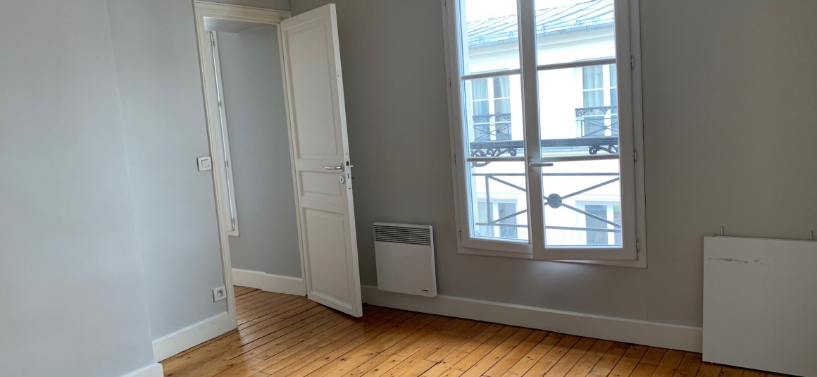 VIDE – 1 chambre – Paris 9ème – 47,5 m2 – Square Montholon – Rue de Trévise – 47,5 m2 – 6e étage avec ascenseur – Loyer charges comprises :  1.552,50 euros