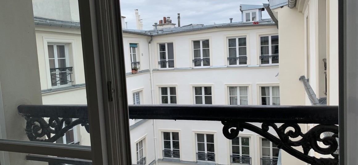 VIDE – 1 chambre – Paris 9ème – 47,5 m2 – Square Montholon – Rue de Trévise – 47,5 m2 – 6e étage avec ascenseur – Loyer charges comprises :  1.552,50 euros