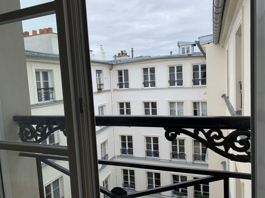 VIDE – 1 chambre – Paris 9ème – 47,5 m2 – Square Montholon – Rue de Trévise – 47,5 m2 – 6e étage avec ascenseur – Loyer charges comprises :  1.552,50 euros