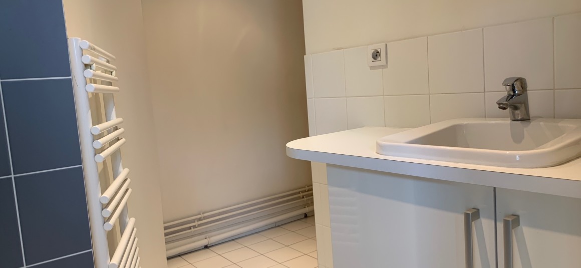 VIDE – 1 chambre – Paris 9ème – 47,5 m2 – Square Montholon – Rue de Trévise – 47,5 m2 – 6e étage avec ascenseur – Loyer charges comprises :  1.552,50 euros