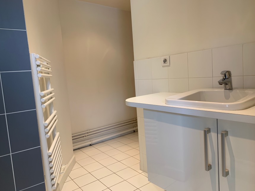 VIDE – 1 chambre – Paris 9ème – 47,5 m2 – Square Montholon – Rue de Trévise – 47,5 m2 – 6e étage avec ascenseur – Loyer charges comprises :  1.552,50 euros