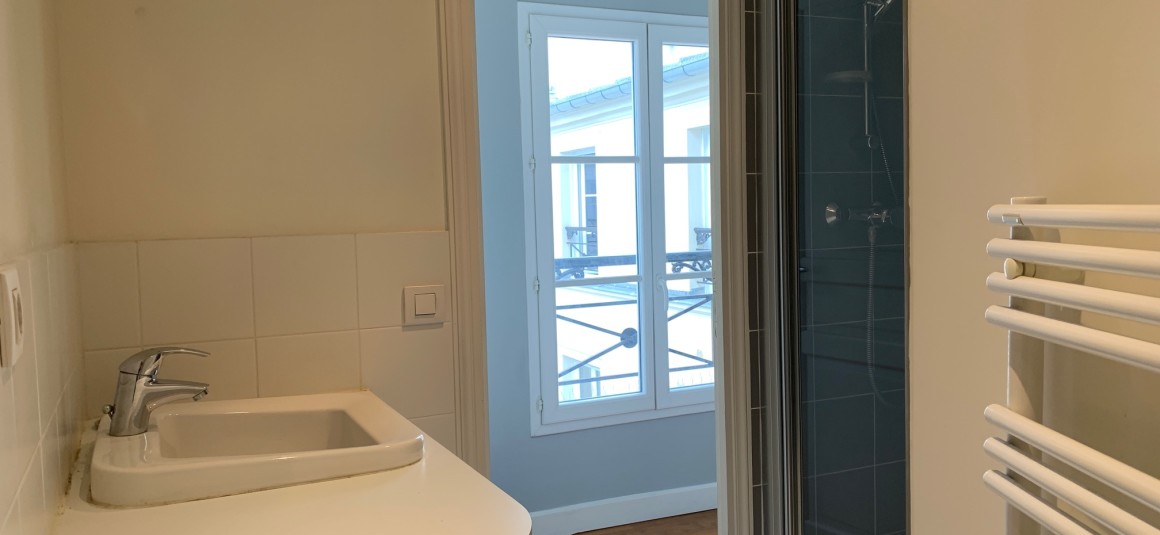 VIDE – 1 chambre – Paris 9ème – 47,5 m2 – Square Montholon – Rue de Trévise – 47,5 m2 – 6e étage avec ascenseur – Loyer charges comprises :  1.552,50 euros