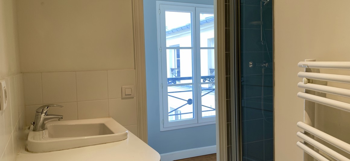 VIDE – 1 chambre – Paris 9ème – 47,5 m2 – Square Montholon – Rue de Trévise – 47,5 m2 – 6e étage avec ascenseur – Loyer charges comprises :  1.552,50 euros