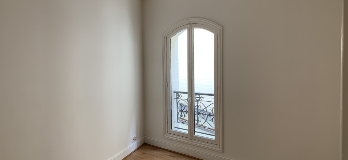 VIDE – Maison en duplex – 95 m2 avec pkg en s.sol – 2 ch – Paris 8e – Rue Lisbonne – Loyer cc : 2.785 euros