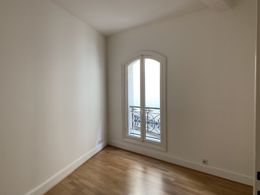 VIDE – Maison en duplex – 95 m2 avec pkg en s.sol – 2 ch – Paris 8e – Rue Lisbonne – Loyer cc : 2.785 euros