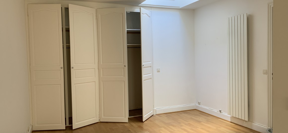 VIDE – Maison en duplex – 95 m2 avec pkg en s.sol – 2 ch – Paris 8e – Rue Lisbonne – Loyer cc : 2.785 euros