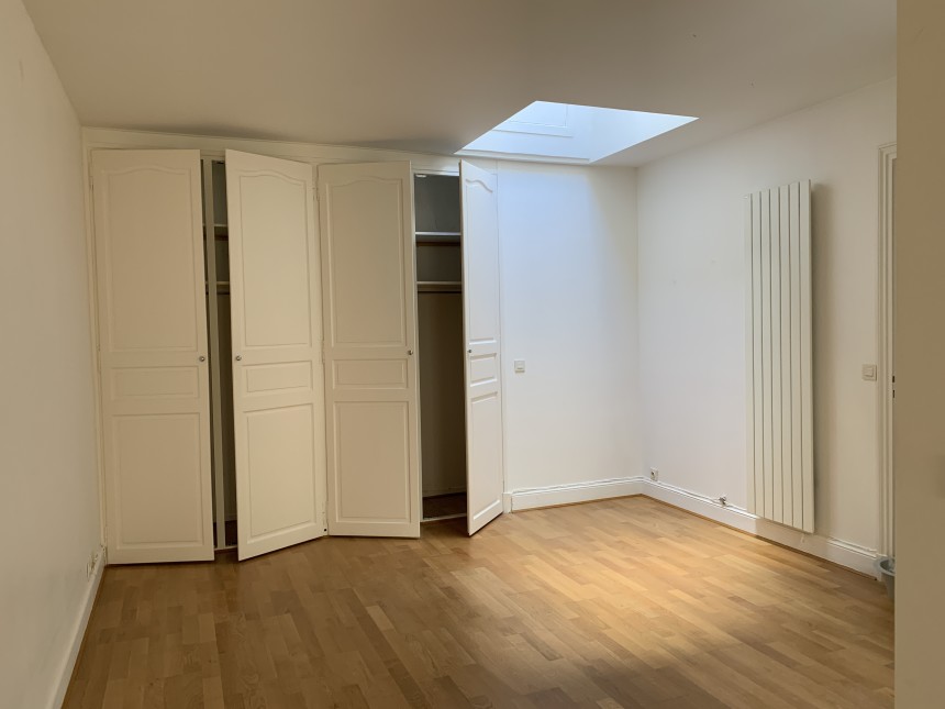 VIDE – Maison en duplex – 95 m2 avec pkg en s.sol – 2 ch – Paris 8e – Rue Lisbonne – Loyer cc : 2.785 euros