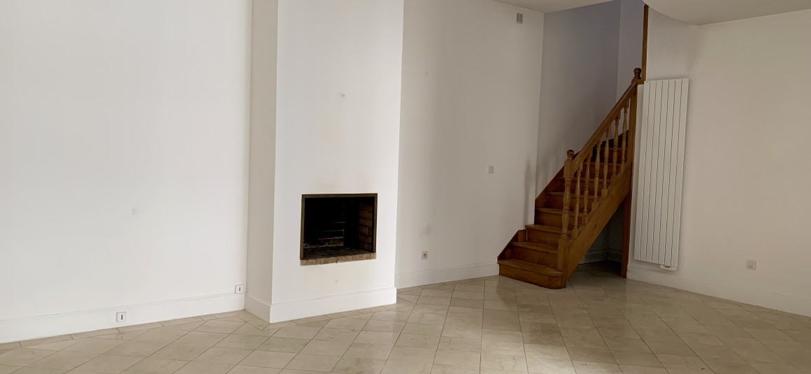 VIDE – Maison en duplex – 95 m2 avec pkg en s.sol – 2 ch – Paris 8e – Rue Lisbonne – Loyer cc : 2.785 euros
