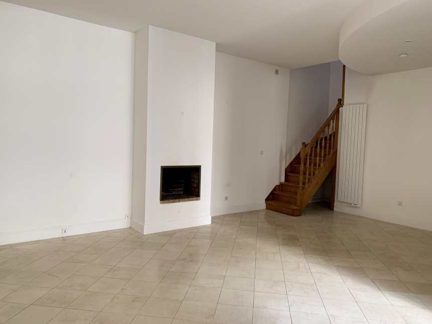 VIDE – Maison en duplex – 95 m2 avec pkg en s.sol – 2 ch – Paris 8e – Rue Lisbonne – Loyer cc : 2.785 euros