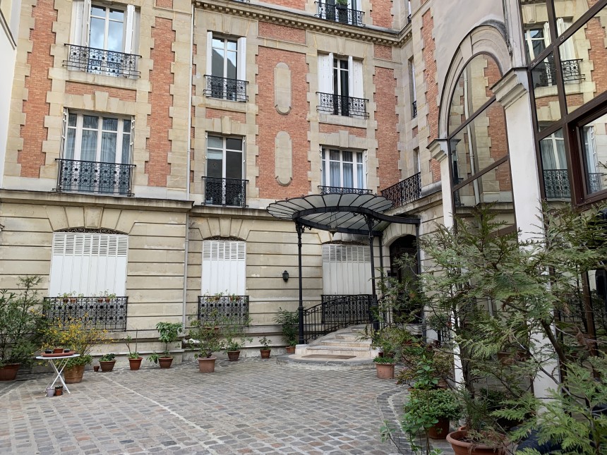 VIDE – Maison en duplex – 95 m2 avec pkg en s.sol – 2 ch – Paris 8e – Rue Lisbonne – Loyer cc : 2.785 euros