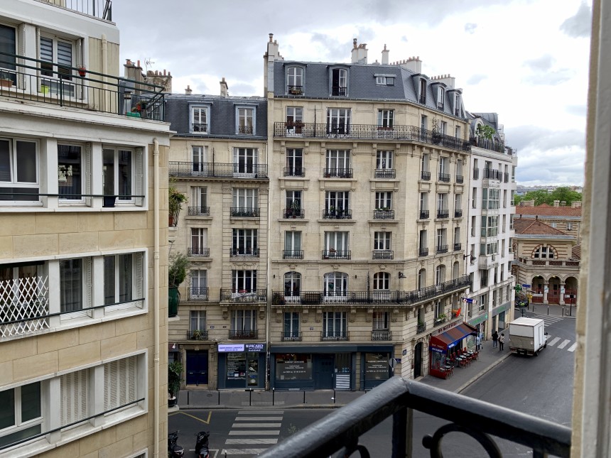 MEUBLÉ – 1 ch – Spacieux 2 pièces – 78 m2 – Paris 18e – Lamarck – 4e etage avec ascenseur – Loyer cc : 2.500 € (+ possibilité de parking en sus)